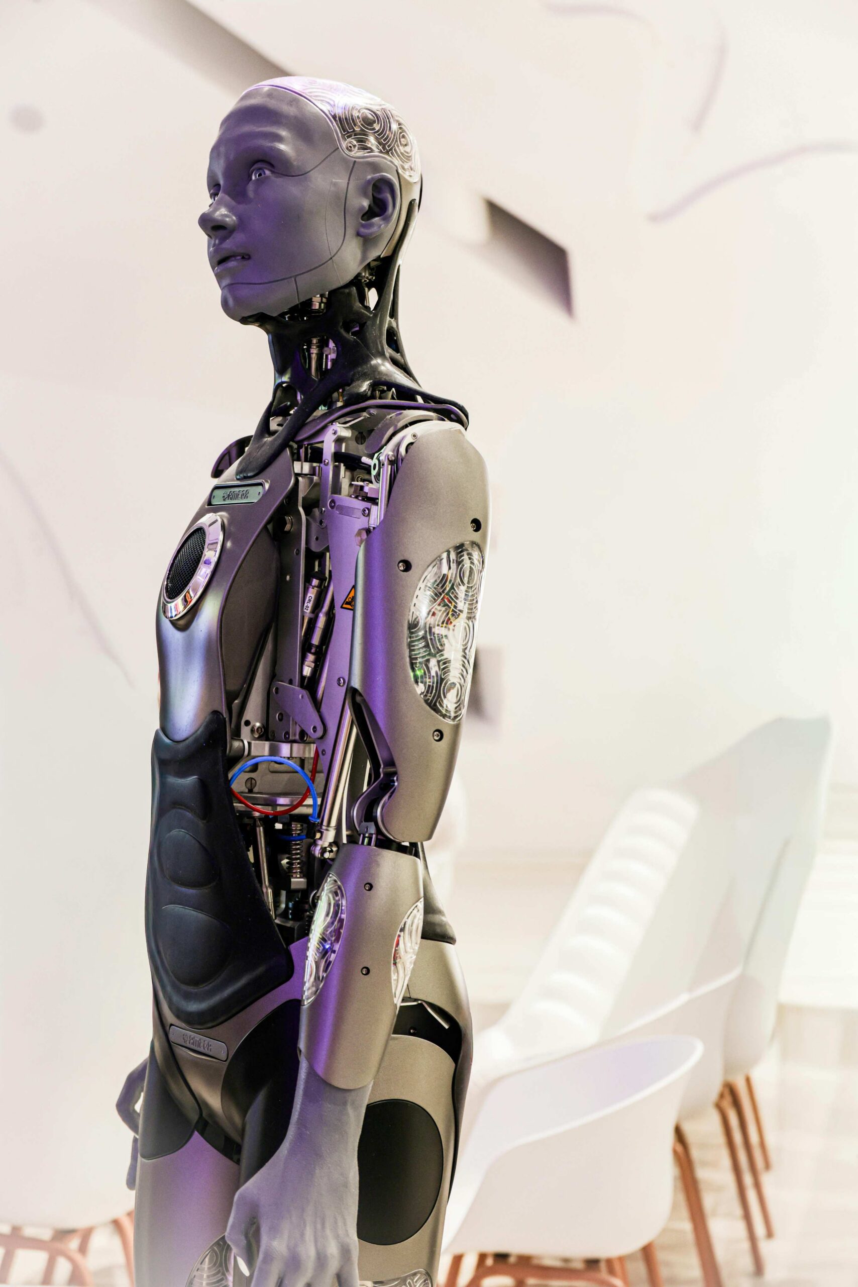 android-looking-left